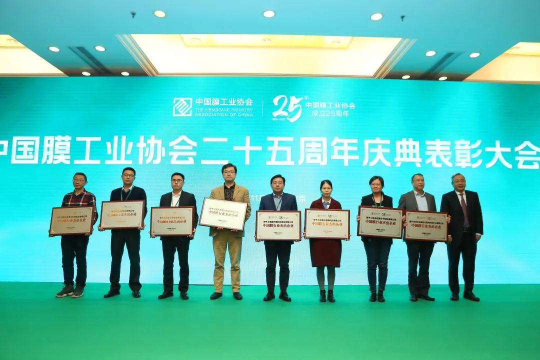 立昇企業(yè)副總經(jīng)理陳清，代表立昇企業(yè)出席活動(dòng)領(lǐng)獎(jiǎng)